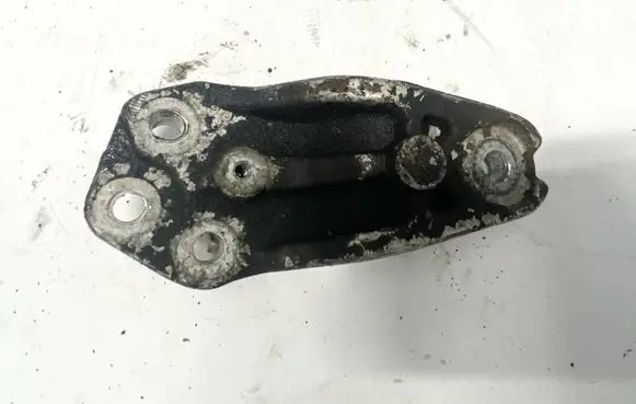 Engine mounting bracket