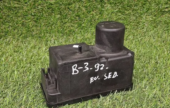 Volkswagen PASSAT B3 Central locking vacuum pump 357962257