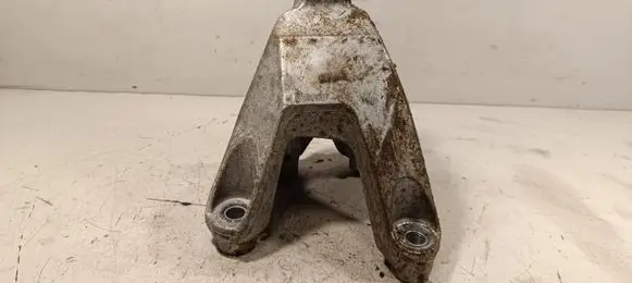 Volkswagen Touareg III Engine mounting bracket 8W0199307H