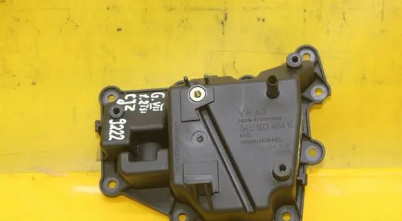 Volkswagen Golf VII Oil breather separator 04E103464K