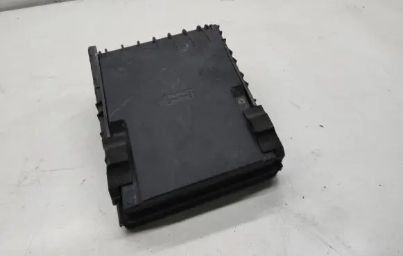 Volkswagen Tiguan Fuse box cover 1K0937132G 1K0937132F 014189871