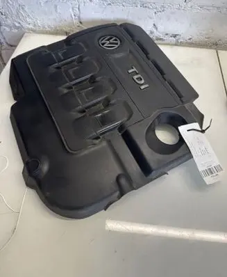 Volkswagen Golf VII Engine cover (trim) 04L103925