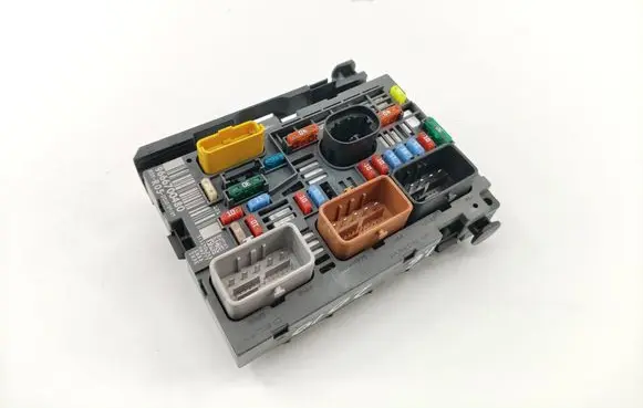 Peugeot 308 SW Fuse module 9666700480