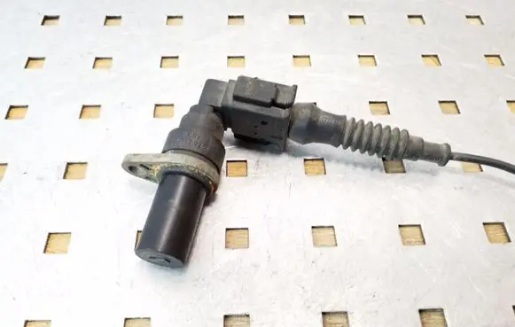 BMW 5 E39 Crankshaft position sensor 25916010 2247926