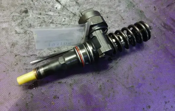 Volkswagen PASSAT B5 Fuel injector 038130073F