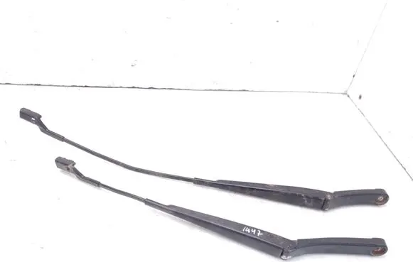 Volkswagen Golf VII Front wiper blade arm 5G1955410 5G1955409B