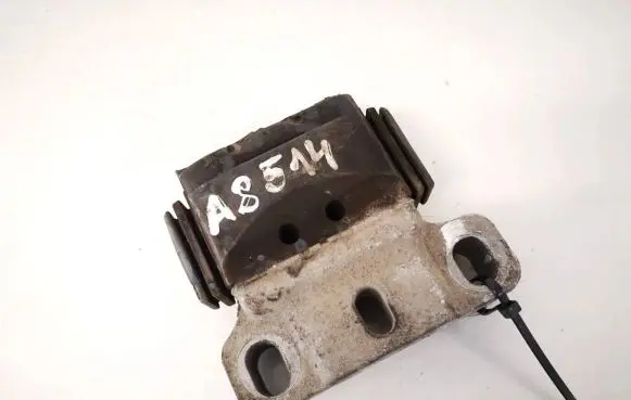 Volkswagen Jetta V Engine mounting bracket