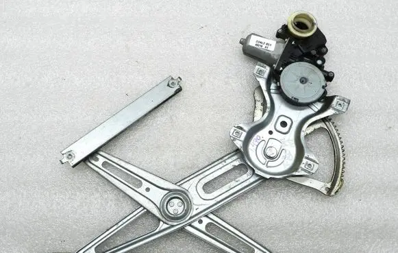 Toyota Avensis T270 Front door window regulator with motor 6982005070 8570202020
