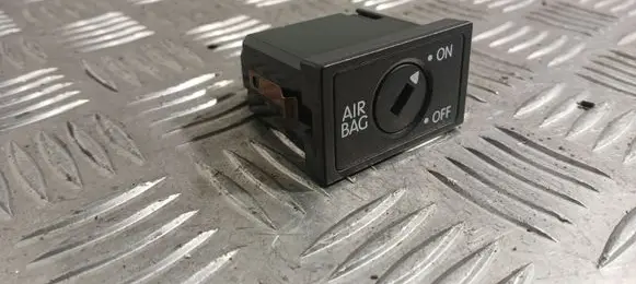 Passenger airbag on/off switch