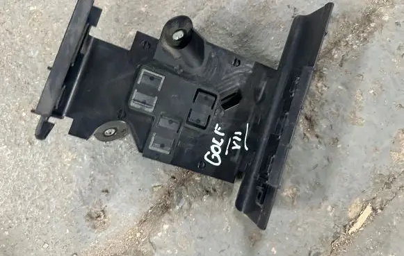 Volkswagen Golf VII Engine control unit holder 