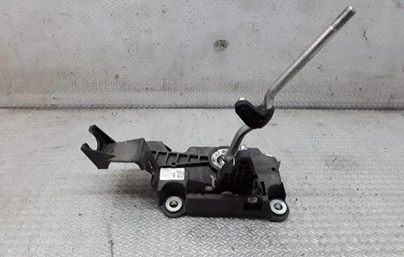 Ford Focus Gear shifter/selector 4M5R7C453DB