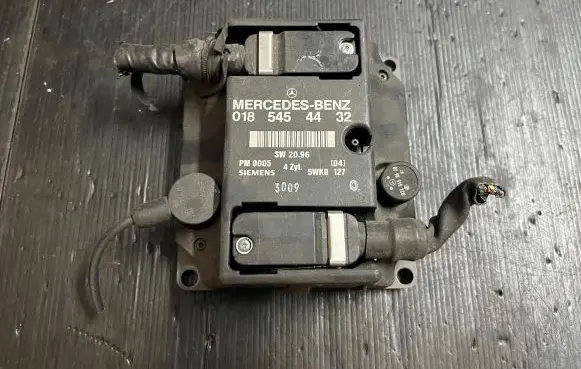 Mercedes-Benz E W124 Engine control unit/module 0185454432