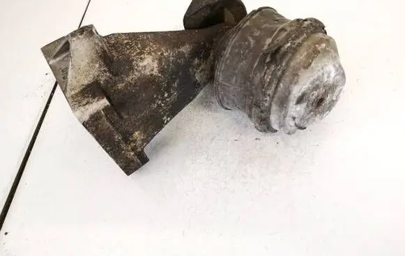 Mercedes-Benz C W203 Engine mount bracket a2712230904