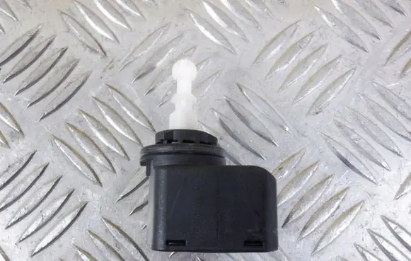 Volkswagen PASSAT B6 Headlight level adjustment motor 008830