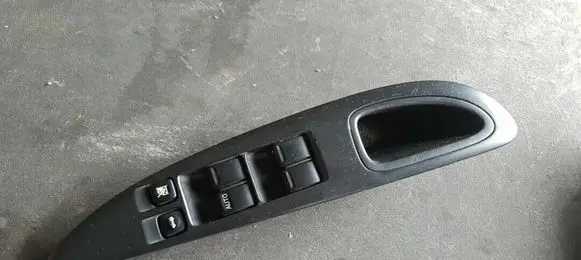 Nissan Primera Electric window control switch 25401AV640