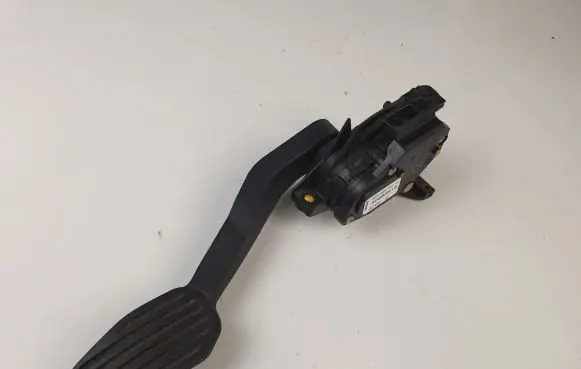 Volvo V70 Accelerator throttle pedal 30683515