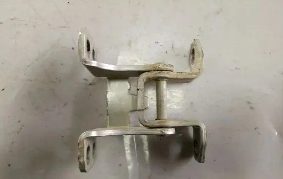Suzuki Grand Vitara II Loading door lower hinge 