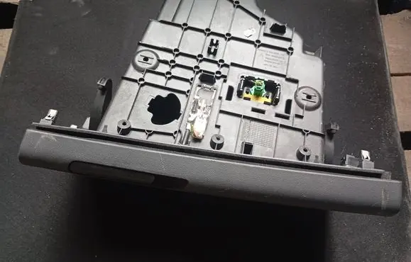 Glove box