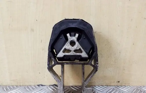 Ford Kuga II Engine mount bracket AV616P082AC