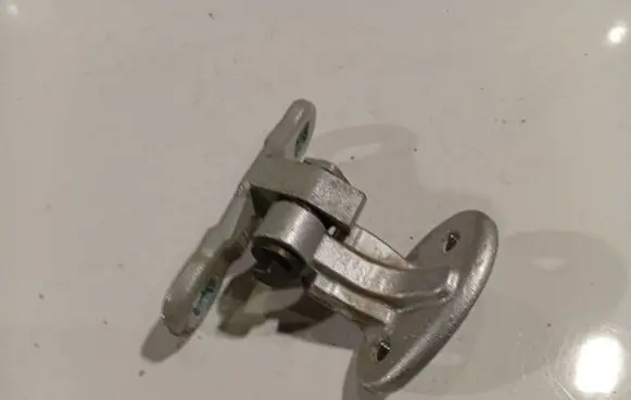 Volvo V50 Rear door lower hinge