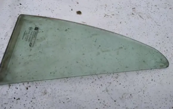 Opel Astra G Rear vent window glass 