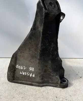 Volkswagen PASSAT B5 Engine mounting bracket 8D0199308AB