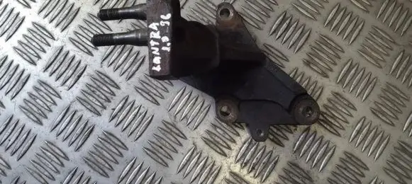 Hyundai Lantra II Engine mounting bracket