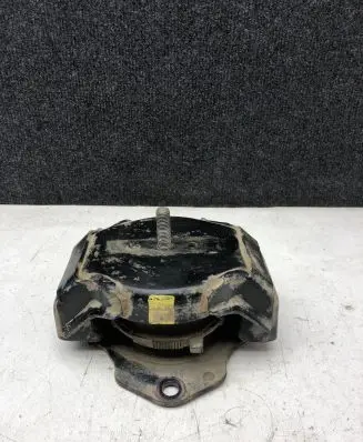Mitsubishi Pajero Engine mount bracket