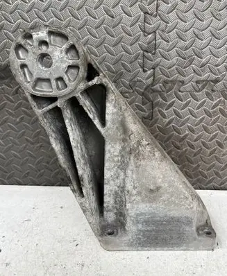 Volkswagen Touareg I Engine mounting bracket 022199308
