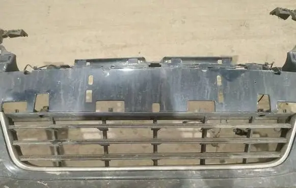 Volkswagen PASSAT B6 Front bumper lower grill 