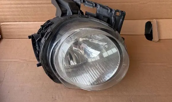 Nissan Juke I F15 Headlight/headlamp