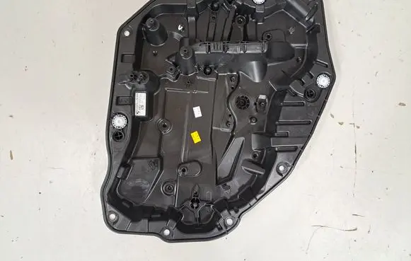 Rear window lifting mechanism without motor