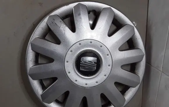 Seat Toledo II (1M) R15 wheel hub/cap/trim 7M7601147