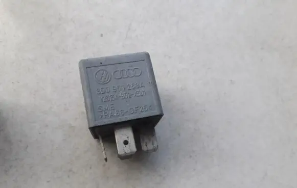 Volkswagen PASSAT B5 Other relay 8d0951253a