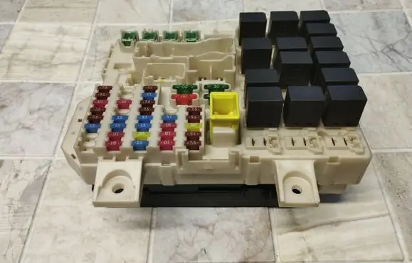 Mitsubishi Colt Fuse module MN108320 8637A020 Z091863000
