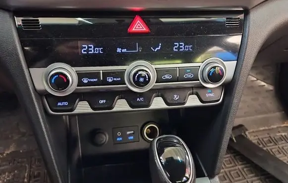 Hyundai Elantra VI Climate control/heater control trim 97250-F2DC0 IMPRK1537616