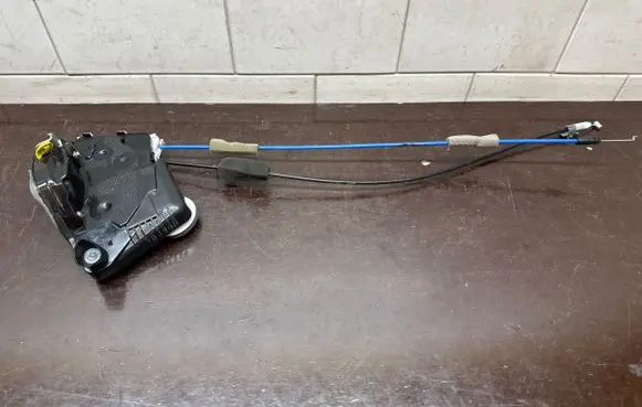 Honda HR-V Front door lock L8812260