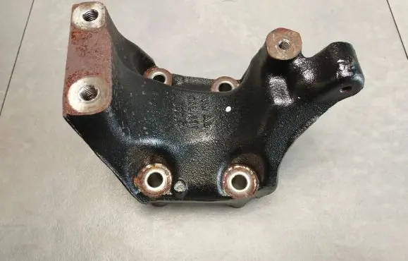 Engine mounting bracket