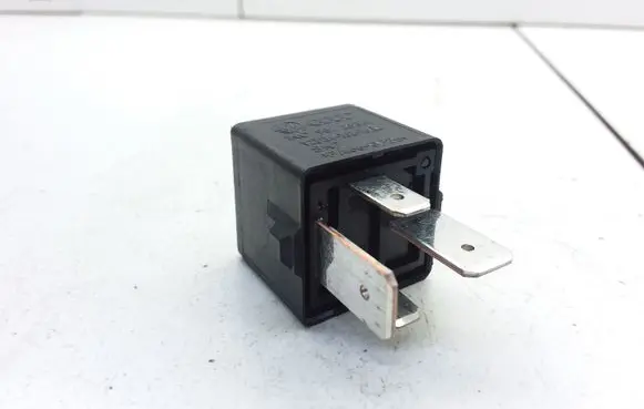 Volkswagen Golf V Hazard warning light relay 1K0951253A V23134J52X430
