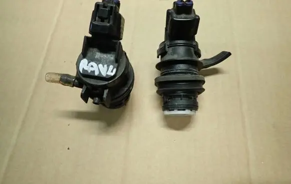 Toyota RAV 4 (XA20) Windscreen/windshield washer pump