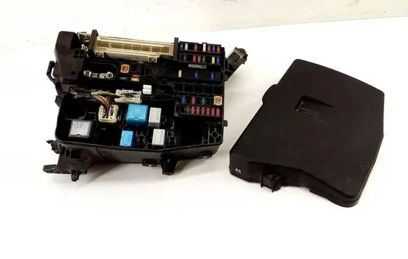 Toyota Avensis T270 Fuse box set 8266205130 8211105F81