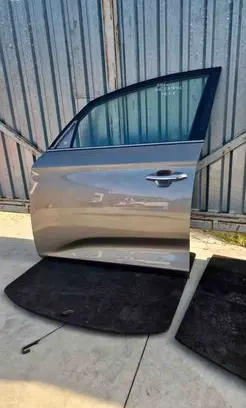 KIA Carens III Front door
