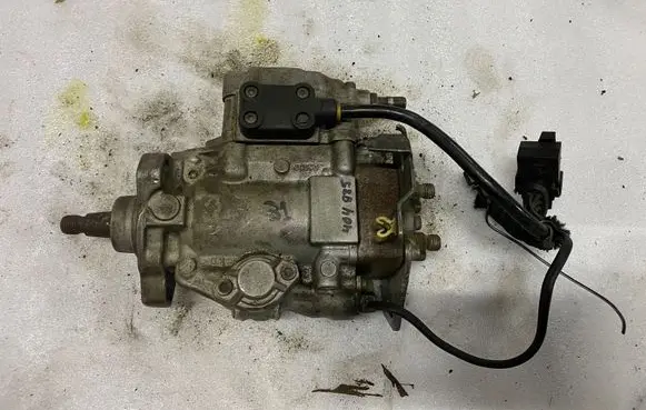 Volkswagen PASSAT B4 Fuel injection high pressure pump 0460404985