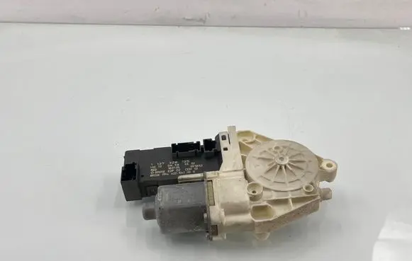 Volkswagen PASSAT B6 Front door window regulator motor 1137328125