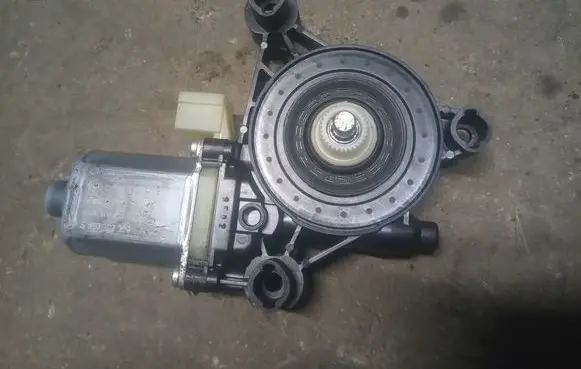 Skoda Superb B8 (3V) Front door window regulator motor