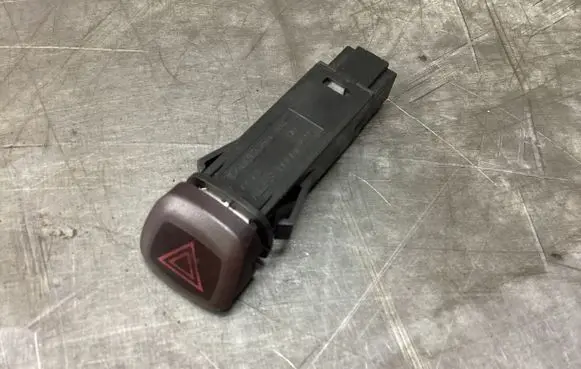 Volvo XC90 Hazard light switch 9168302 04W441