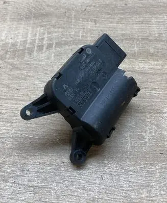 Volkswagen PASSAT B6 Air flap motor/actuator 0132801363