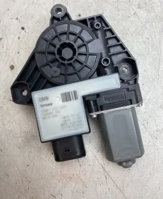 BMW X3 G01 Front door window regulator motor 7457249