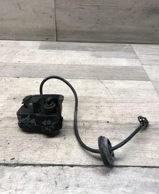 Volkswagen Jetta VI Fuel tank cap lock motor 5C6810773A 003818