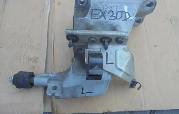 Infiniti EX Engine mounting bracket